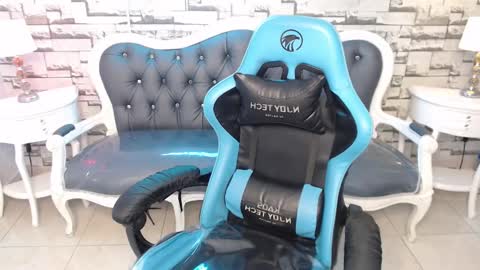 Snapshot of kathe_ryder_v chatting on December 18, 5:10 pm katherin online show from December 18, 5:10 pm