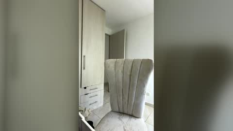 Snapshot of katherin_cruzz chatting on April 2, 6:05 pm katherin online show from April 2, 6:05 pm