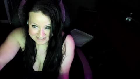 Snapshot of katie227 chatting on December 5, 2:31 am Katie online show from December 5, 2:31 am