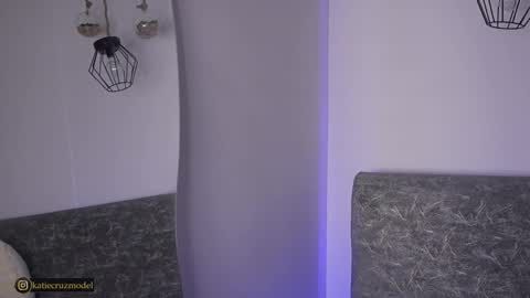 Snapshot of katiecruz_ chatting on January 14, 10:43 am Katie online show from January 14, 10:43 am