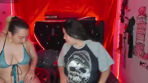 Snapshot of katieeandsharon chatting on December 2, 2:34 pm SHARON KATIEE online show from December 2, 2:34 pm