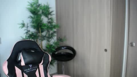 Snapshot of katiejane_ chatting on December 3, 2:26 pm Katie Jane online show from December 3, 2:26 pm