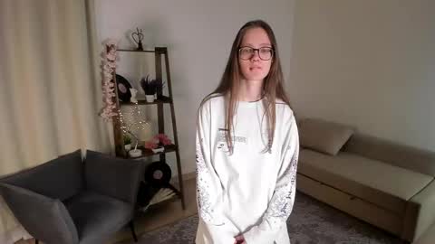 Snapshot of katinatonge chatting on October 13, 1:49 am Scarlett online show from October 13, 1:49 am