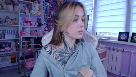 Snapshot of katrinwaifu chatting on October 5, 1:53 pm Katrin online show from October 5, 1:53 pm