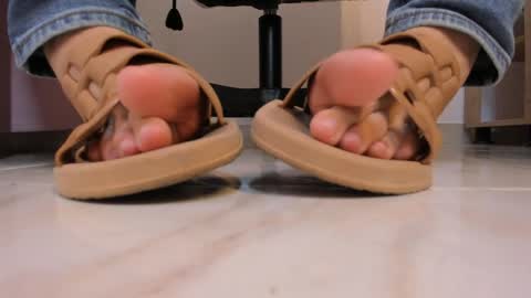 Snapshot of katty_feet_ chatting on April 14, 7:20 pm Katty online show from April 14, 7:20 pm