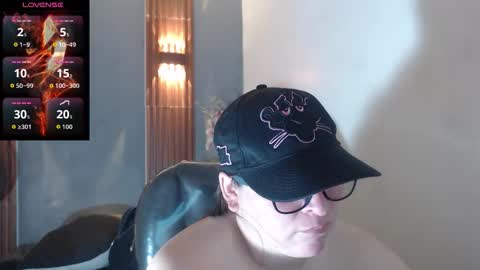 Snapshot of katty_findom_ chatting on October 17, 1:25 pm katty online show from October 17, 1:25 pm