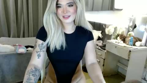 Snapshot of katykiat chatting on April 10, 11:42 pm katykiat online show from April 10, 11:42 pm