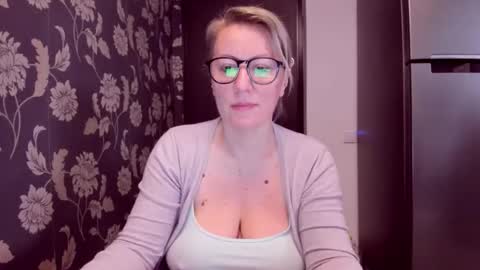 Snapshot of katynextdoor chatting on March 2, 5:52 am Katy online show from March 2, 5:52 am