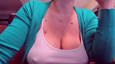 Snapshot of katynextdoor chatting on March 19, 6:39 am Katy online show from March 19, 6:39 am