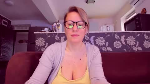 Snapshot of katynextdoor chatting on April 1, 5:19 am Katy online show from April 1, 5:19 am