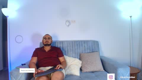 Snapshot of kaylavanber_ chatting on March 3, 7:36 am KAYLA Damian online show from March 3, 7:36 am