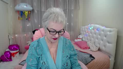kaylesmoll online show from January 29, 5:30 am