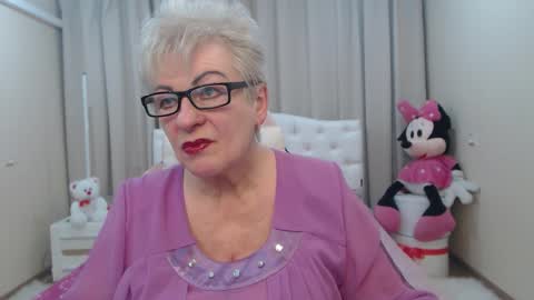 Snapshot of kaylesmoll chatting on February 25, 7:45 pm kaylesmoll online show from February 25, 7:45 pm
