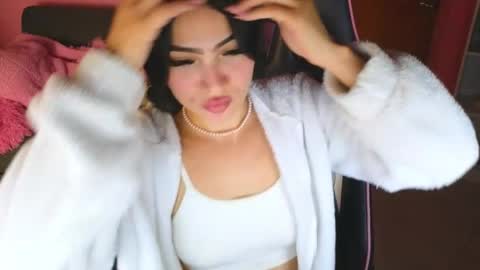 Snapshot of keeiity_moon chatting on April 25, 1:52 pm keeiity_moon online show from April 25, 1:52 pm