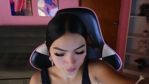 Snapshot of keeiity_moon chatting on May 7, 1:38 pm keeiity_moon online show from May 7, 1:38 pm