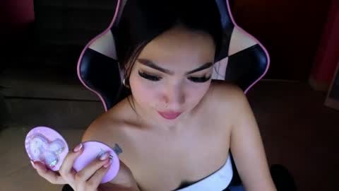 Snapshot of keeiity_moon chatting on May 13, 1:30 pm keeiity_moon online show from May 13, 1:30 pm