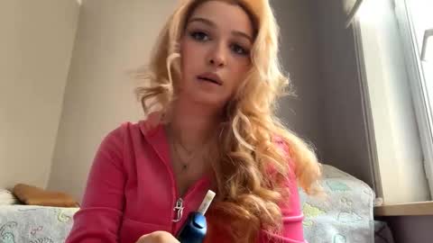 Snapshot of kelleecoulon chatting on February 14, 10:01 am Sarah online show from February 14, 10:01 am