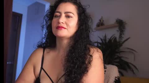 Snapshot of kendally_ chatting on December 17, 12:22 pm kendally_ online show from December 17, 12:22 pm