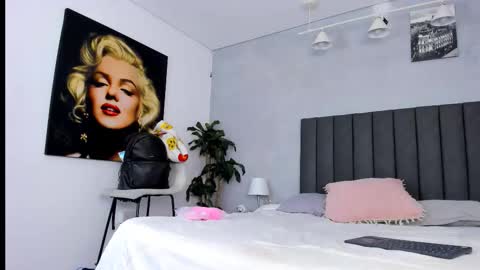 Snapshot of kendra_london chatting on March 10, 11:15 am Kendra London online show from March 10, 11:15 am