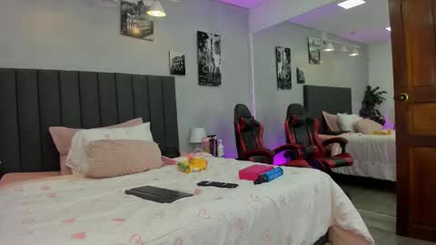 Snapshot of kendra_london chatting on March 20, 11:26 am Kendra London online show from March 20, 11:26 am