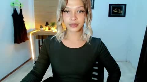 kendra_lunaxx online show from May 18, 9:48 am