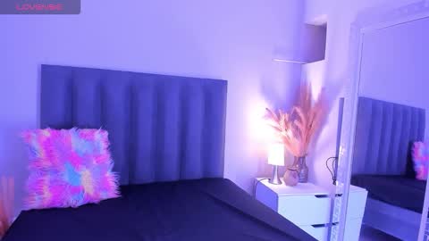 kendrachavez_ online show from December 4, 9:45 pm