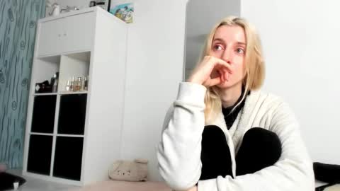 Snapshot of kenziedawton chatting on September 21, 1:35 pm Kenzie online show from September 21, 1:35 pm