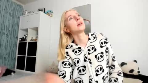 Snapshot of kenziedawton chatting on October 8, 5:49 am Kenzie online show from October 8, 5:49 am