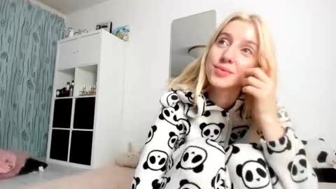 Snapshot of kenziedawton chatting on October 10, 6:01 am Kenzie online show from October 10, 6:01 am