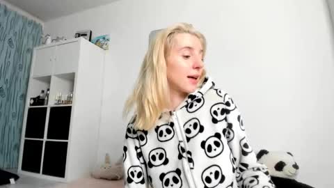 Snapshot of kenziedawton chatting on October 12, 6:34 am Kenzie online show from October 12, 6:34 am