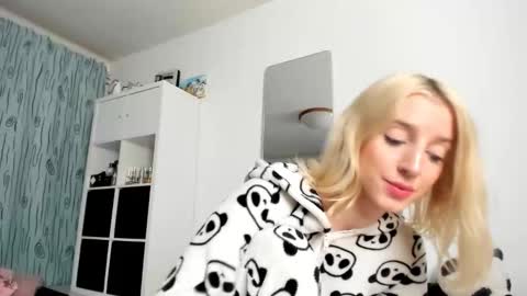 Snapshot of kenziedawton chatting on October 19, 3:18 am Kenzie online show from October 19, 3:18 am