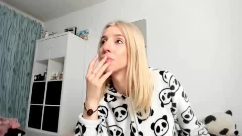 Snapshot of kenziedawton chatting on October 24, 3:36 am Kenzie online show from October 24, 3:36 am