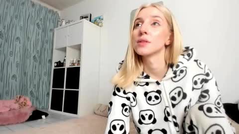 Snapshot of kenziedawton chatting on October 26, 1:50 pm Kenzie online show from October 26, 1:50 pm