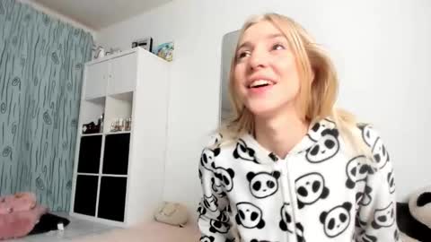 Snapshot of kenziedawton chatting on October 27, 4:27 am Kenzie online show from October 27, 4:27 am