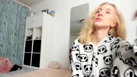 Snapshot of kenziedawton chatting on November 2, 4:37 am Kenzie online show from November 2, 4:37 am