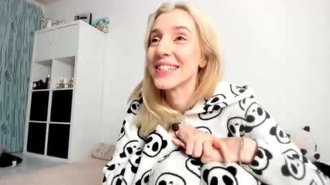 Snapshot of kenziedawton chatting on November 6, 4:46 am Kenzie online show from November 6, 4:46 am