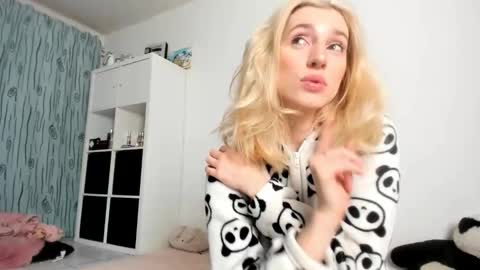 Snapshot of kenziedawton chatting on November 8, 4:56 am Kenzie online show from November 8, 4:56 am