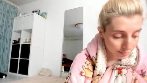 Snapshot of kenziedawton chatting on November 16, 2:33 pm Kenzie online show from November 16, 2:33 pm