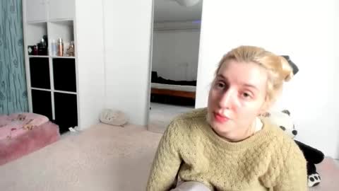 Snapshot of kenziedawton chatting on February 1, 2:37 pm Kenzie online show from February 1, 2:37 pm