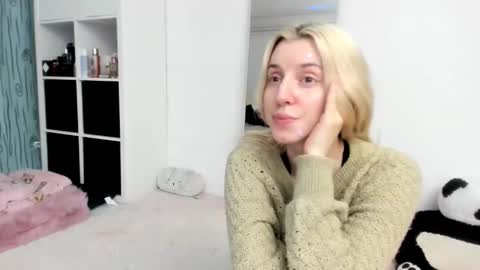 Snapshot of kenziedawton chatting on February 8, 2:42 pm Kenzie online show from February 8, 2:42 pm