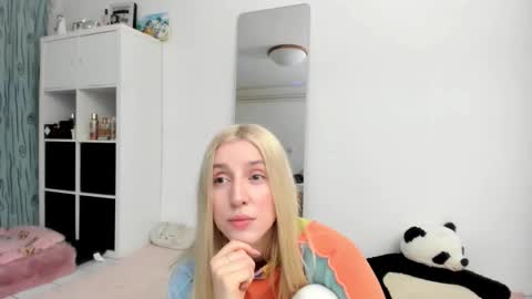 Snapshot of kenziedawton chatting on February 15, 11:08 am Kenzie online show from February 15, 11:08 am