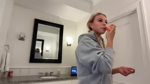 Snapshot of kenziesmithh chatting on January 8, 7:05 pm kenziesmithh online show from January 8, 7:05 pm