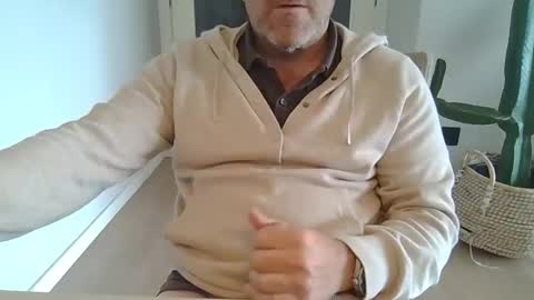 Snapshot of kermitgp3 chatting on May 7, 10:31 am Anton online show from May 7, 10:31 am