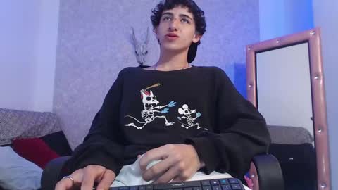 Snapshot of kervs__ chatting on February 17, 10:47 pm Kev online show from February 17, 10:47 pm