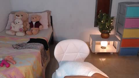 Snapshot of kesha_brooks chatting on December 7, 3:52 pm Mia online show from December 7, 3:52 pm
