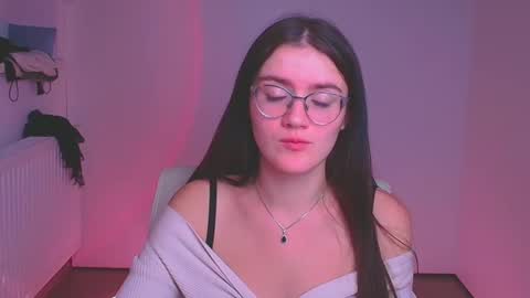 Snapshot of ketrin_pirsss chatting on December 19, 1:28 am Ketrin online show from December 19, 1:28 am