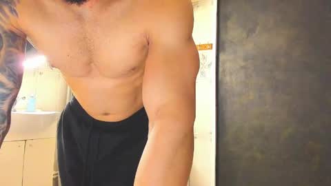 Snapshot of kevin_muscle1 chatting on March 21, 6:22 pm Kevin online show from March 21, 6:22 pm