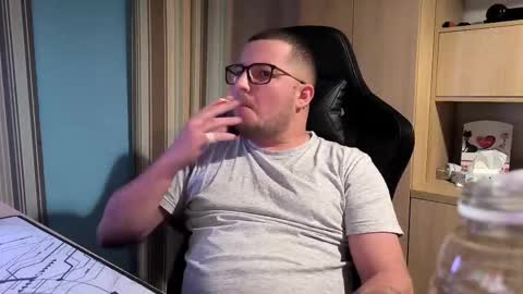 Snapshot of kevinnlovely chatting on October 17, 8:33 pm Kevinn online show from October 17, 8:33 pm