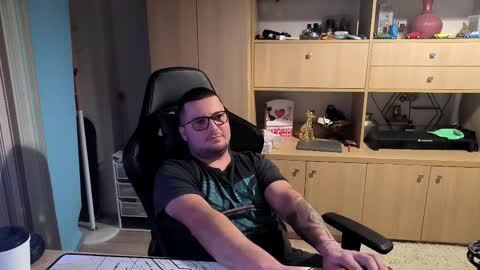 Snapshot of kevinnlovely chatting on October 18, 7:03 pm Kevinn online show from October 18, 7:03 pm