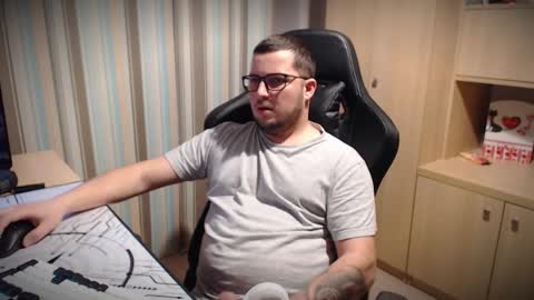 Snapshot of kevinnlovely95 chatting on November 27, 6:32 pm Kevinn online show from November 27, 6:32 pm